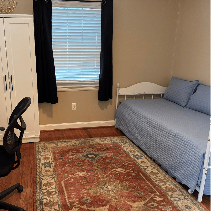 2nd Bedroom - Day bed had a trundle underneath and can be converted into a king size bed.