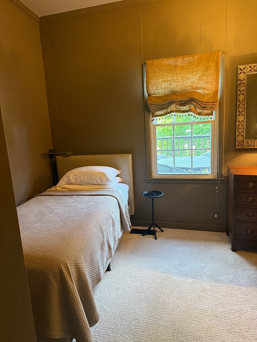 Twin Beds Room
