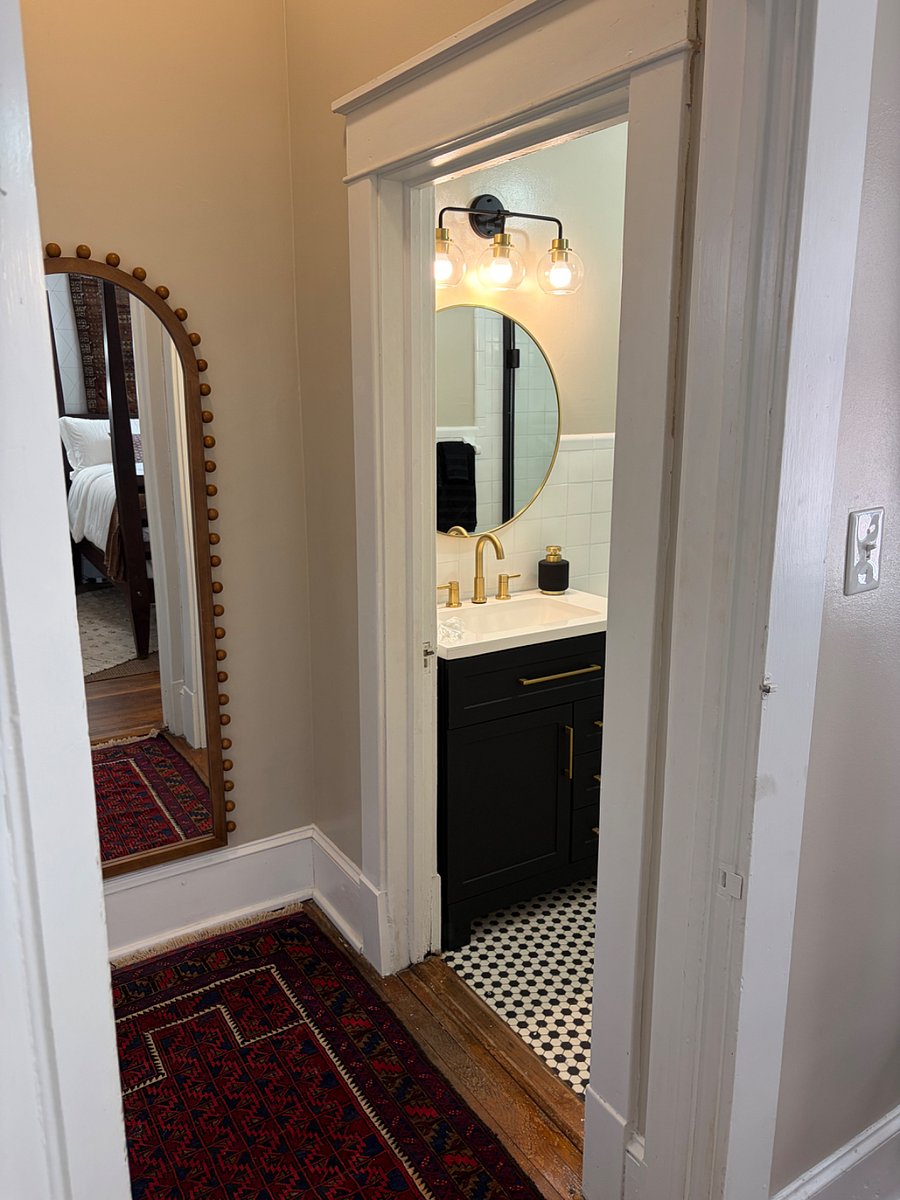 Bathroom Hallway
Full length mirror