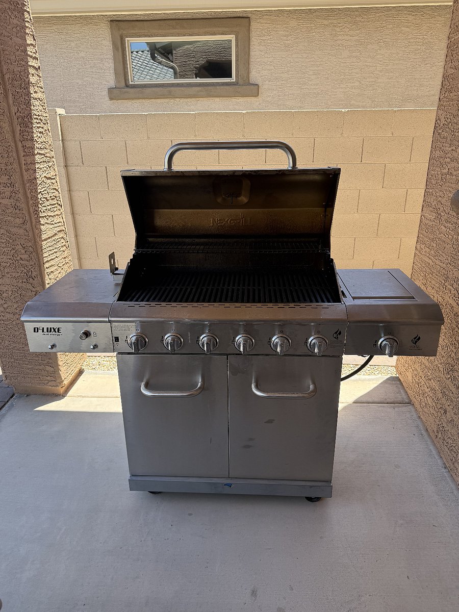 BBQ w/ Propane Tanks
