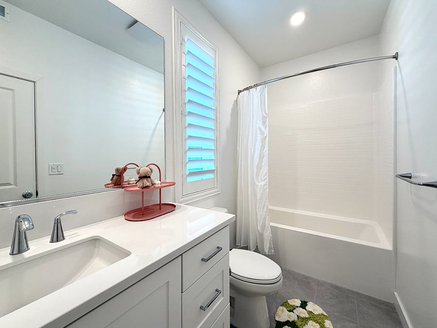 Secondary Room's Full Bathroom (En Suite)