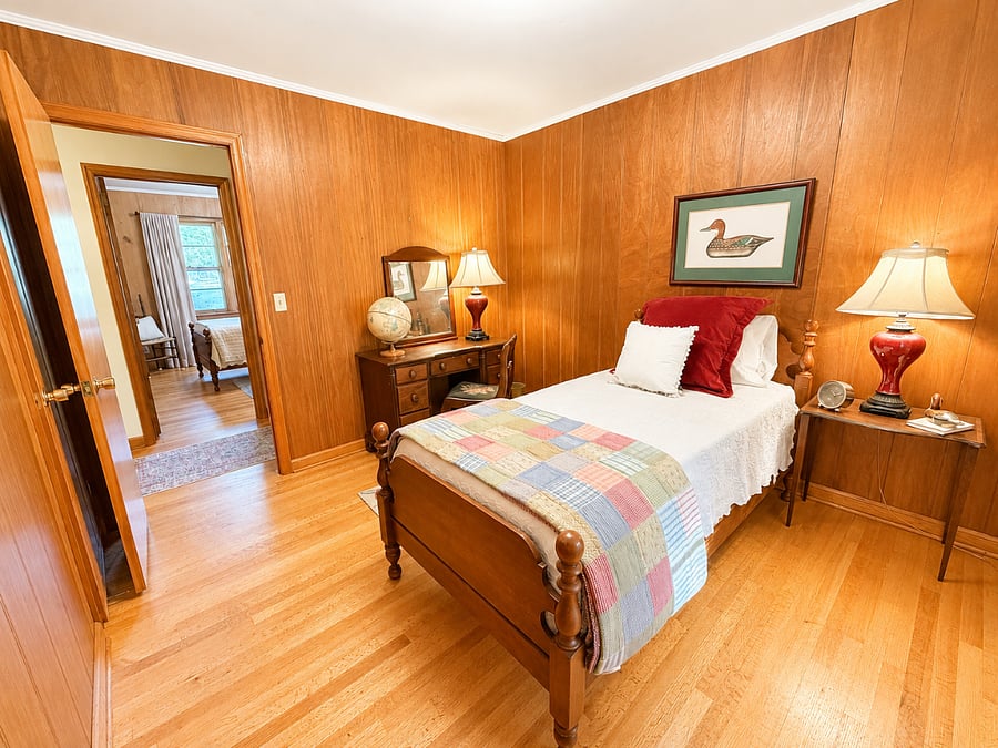 Twin bedroom 2, hall view
