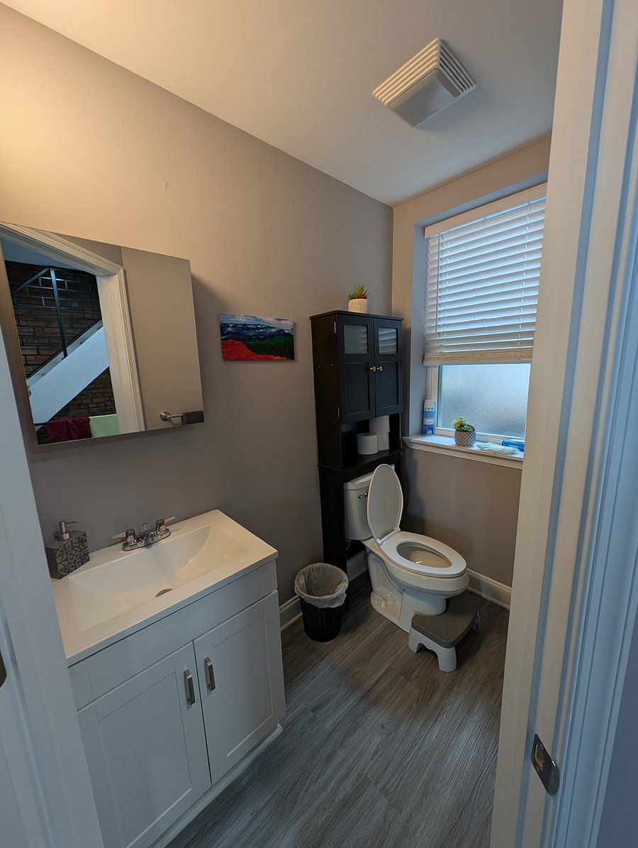 Powder room (1st Floor)