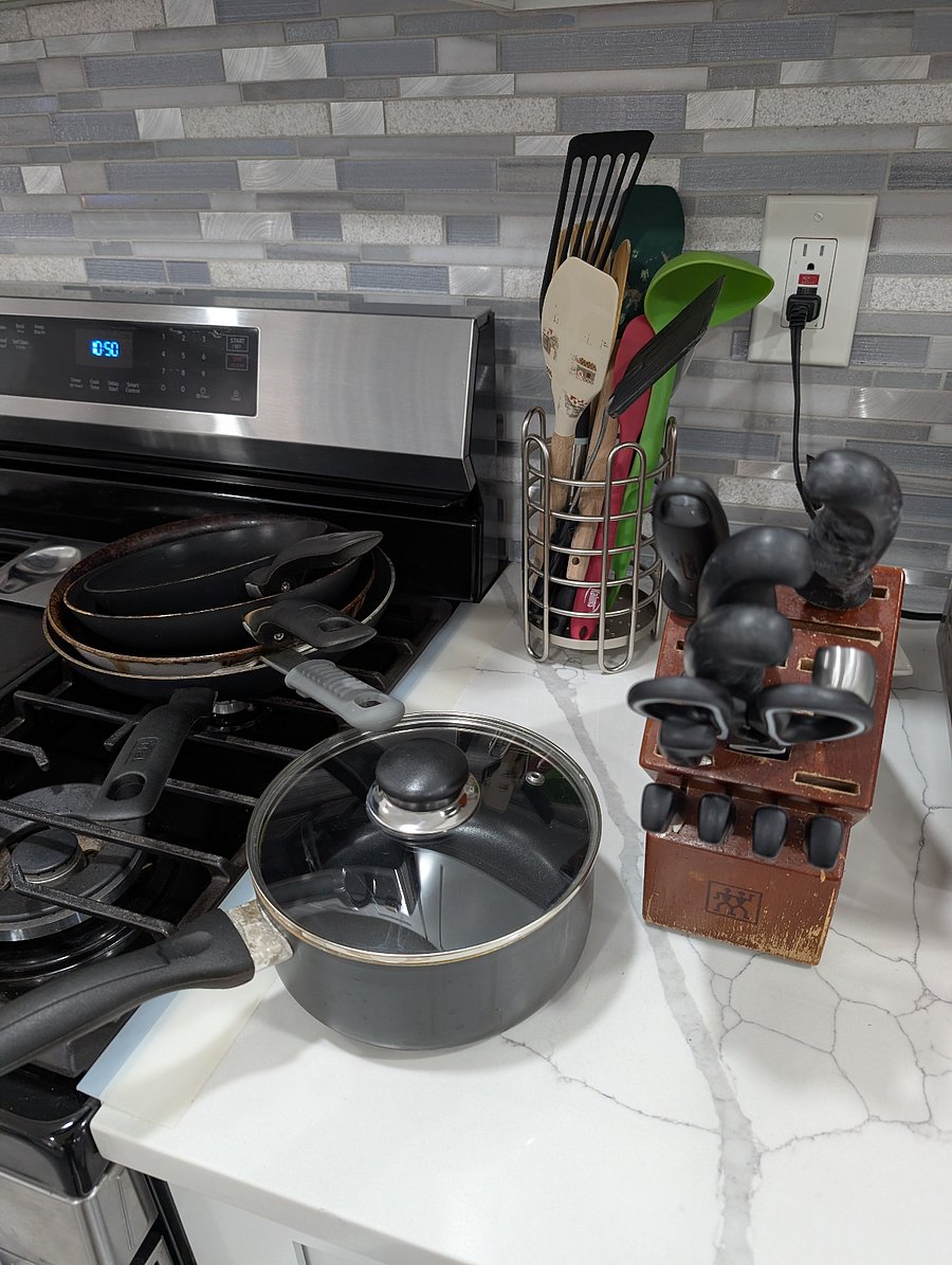 Some of the kitchen utensils. 
