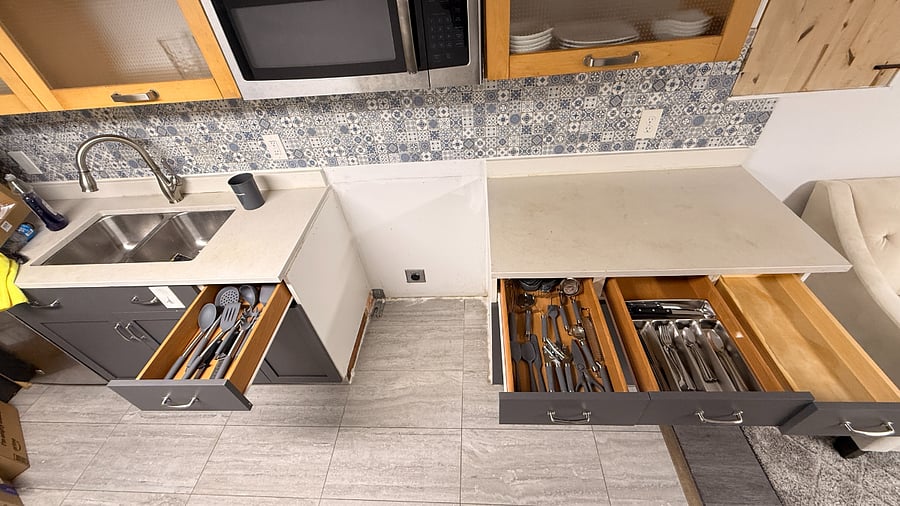 Silverware: Large spoons, 6 medium spoons, 4 Large Foks, 4 medium forks, 6 regular knives, 6 sharp meat knives