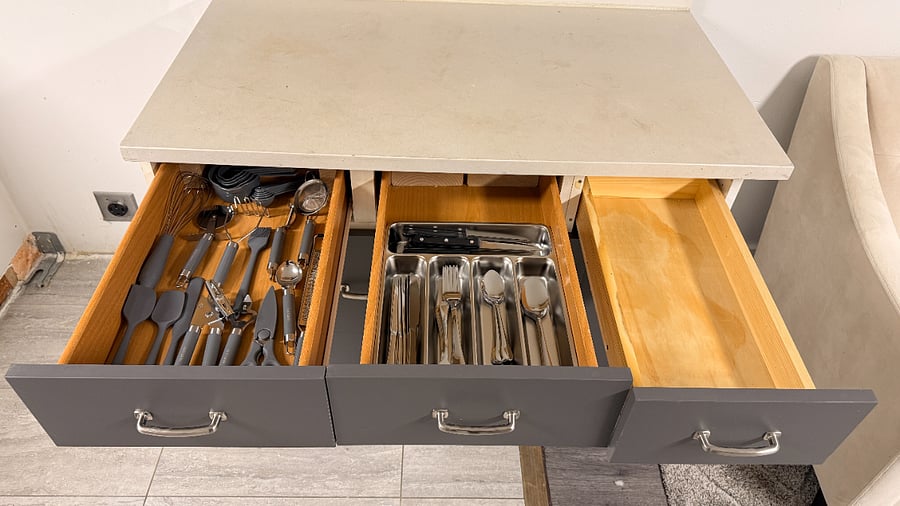 * 35 COOKING UTENSILS - Utensil Set includes everything you need to cook that perfect dish, includes 2 Knives Slotted Spatula, Slotted Spoon, Flexible Spatula, Slotted Turner, Solid Turner, Pasta Server, Solid Spoon, Kitchen Tongs, Draining Spoon, Whisk, Deep Soup Ladle, Spatulas, Brush, Peeler, Pizza Cutter, Bottle Opener, Potato, Pusher, Ice-cream spoon, Can opener, Grater, Scissors, measuring cups and spoons set, Small Brush, Small spatula, Spatula, Holder.