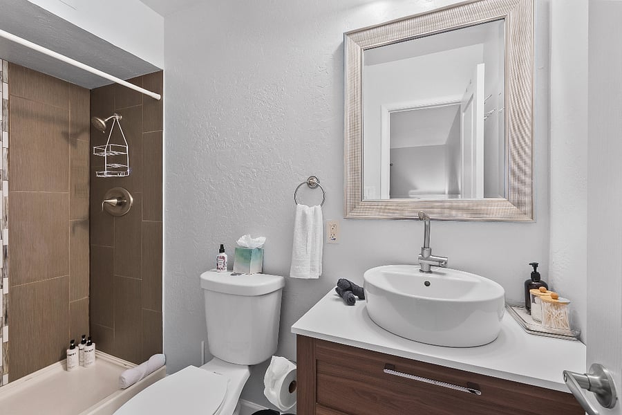 Guest bedroom Bathroom
