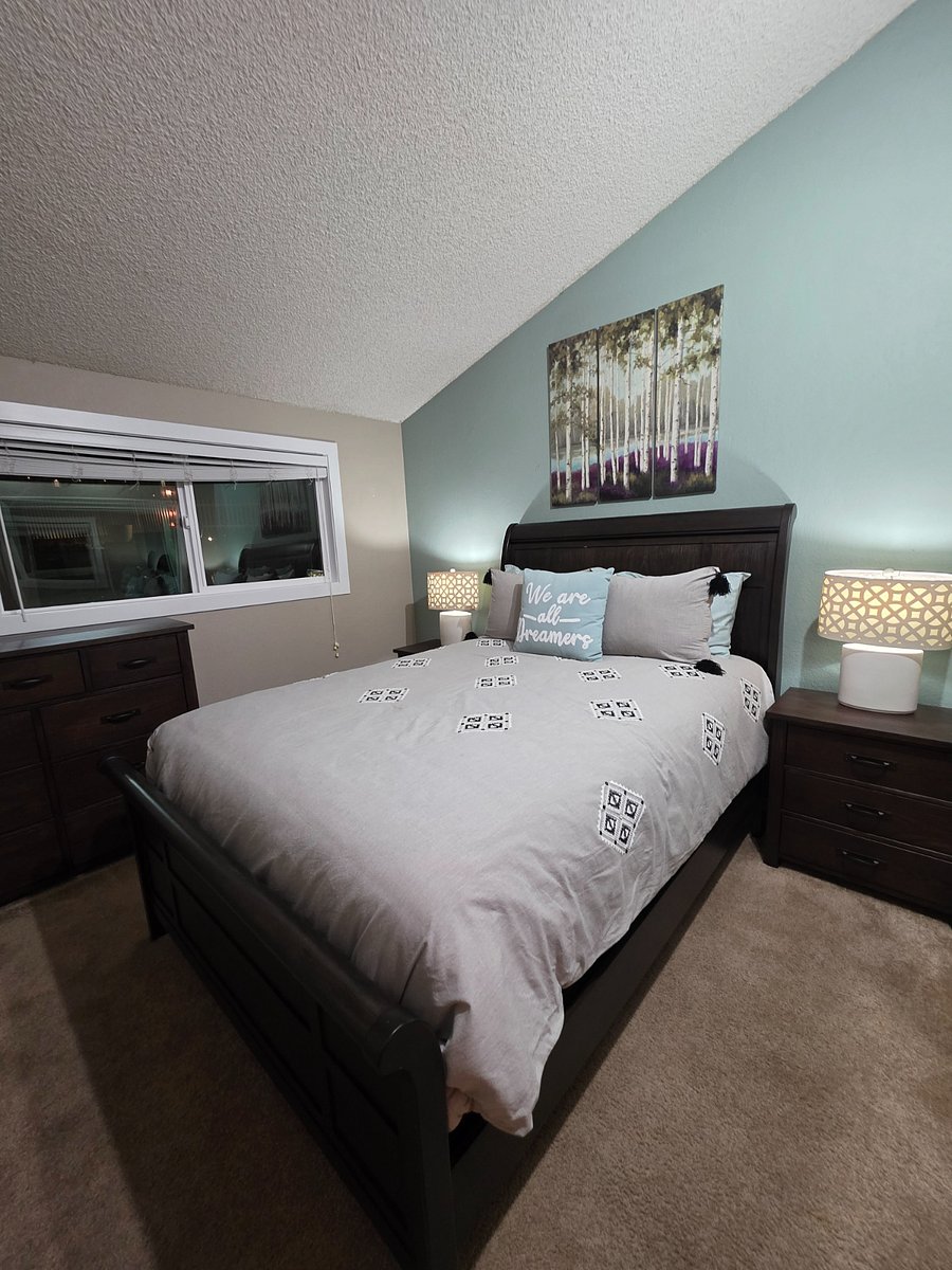 Queen Bed Room