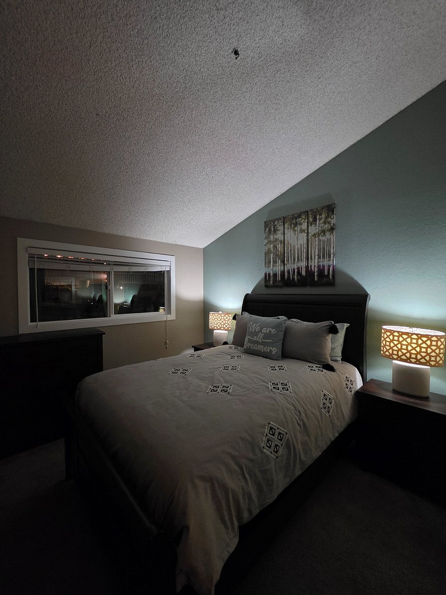 Queen Bed Room