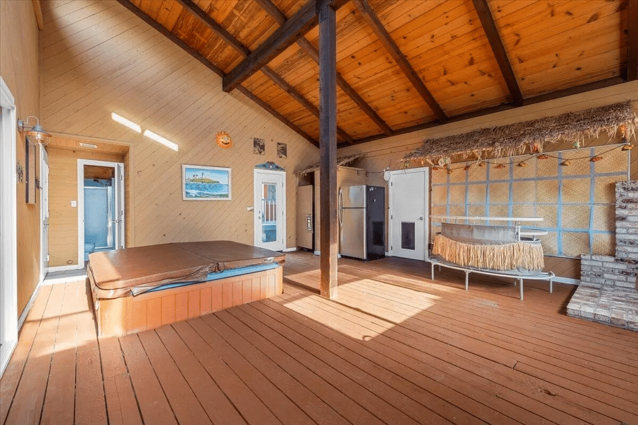 Spa Room w/ Hot Tub