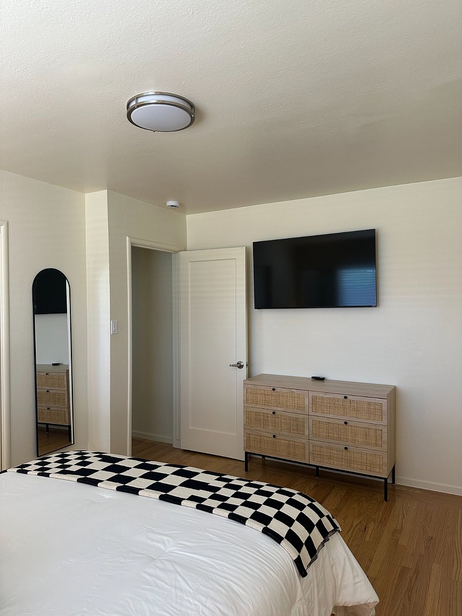 Primary Bedroom - Queen ft. smart TV