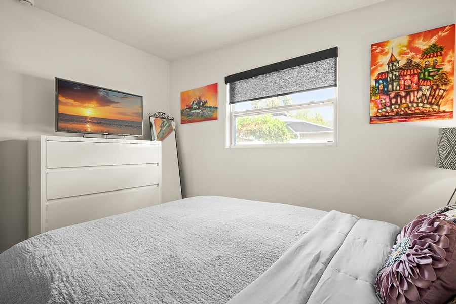 Second Bedroom w/ Queen Bed