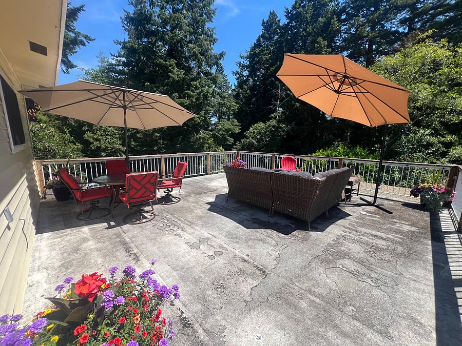 Private rooftop deck off of livingroom
