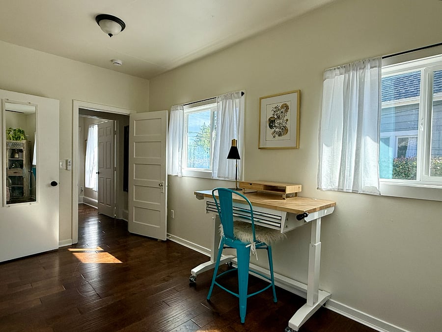 Adjustable height standing or sitting desk