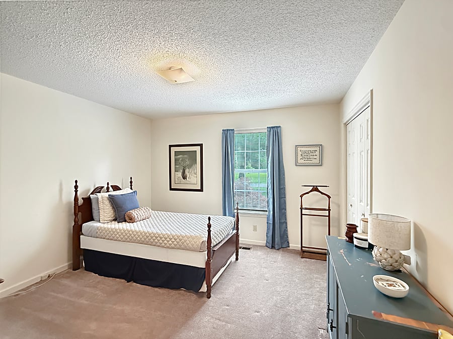 Guest bedroom with 2 twin beds