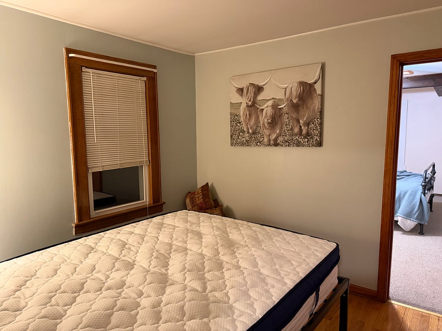 Middle bedroom with Queen bed