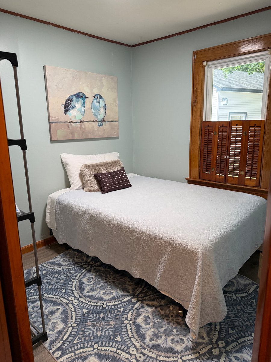 Small bedroom with Full bed