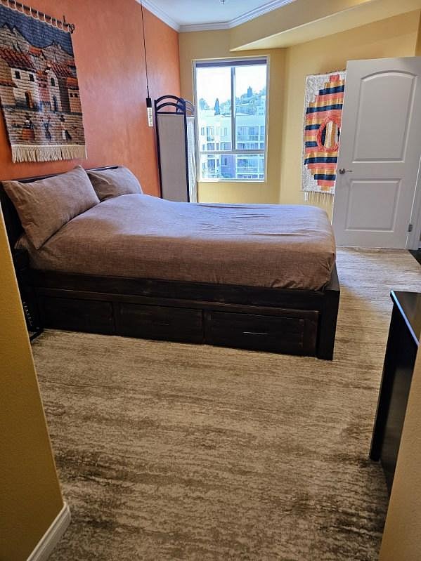 Queen size bed with 3 spacious drawers on each side