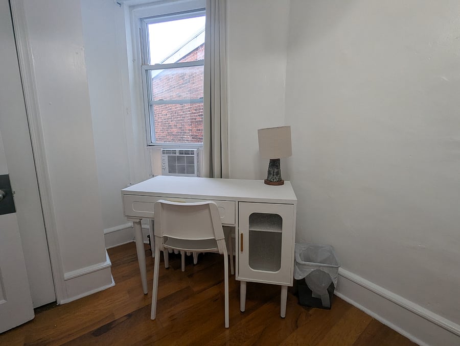Middle bedroom - work station