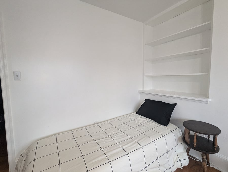 Front bedroom (single deluxe) 
