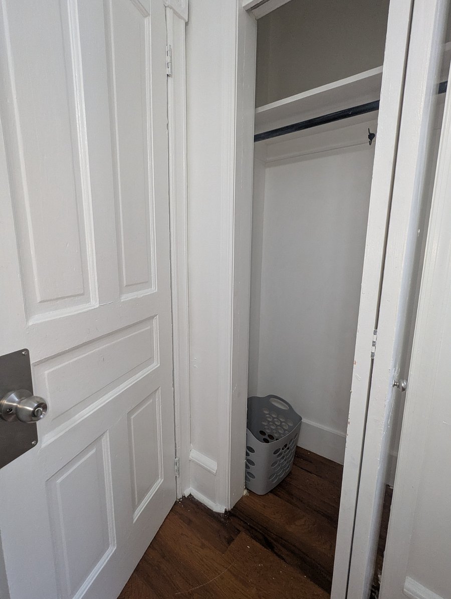 Middle bedroom - closet