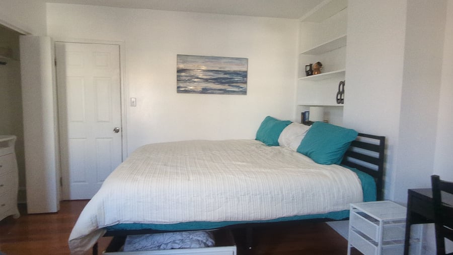 Front bedroom (Single Deluxe) - Twin XL or King bed (shown).