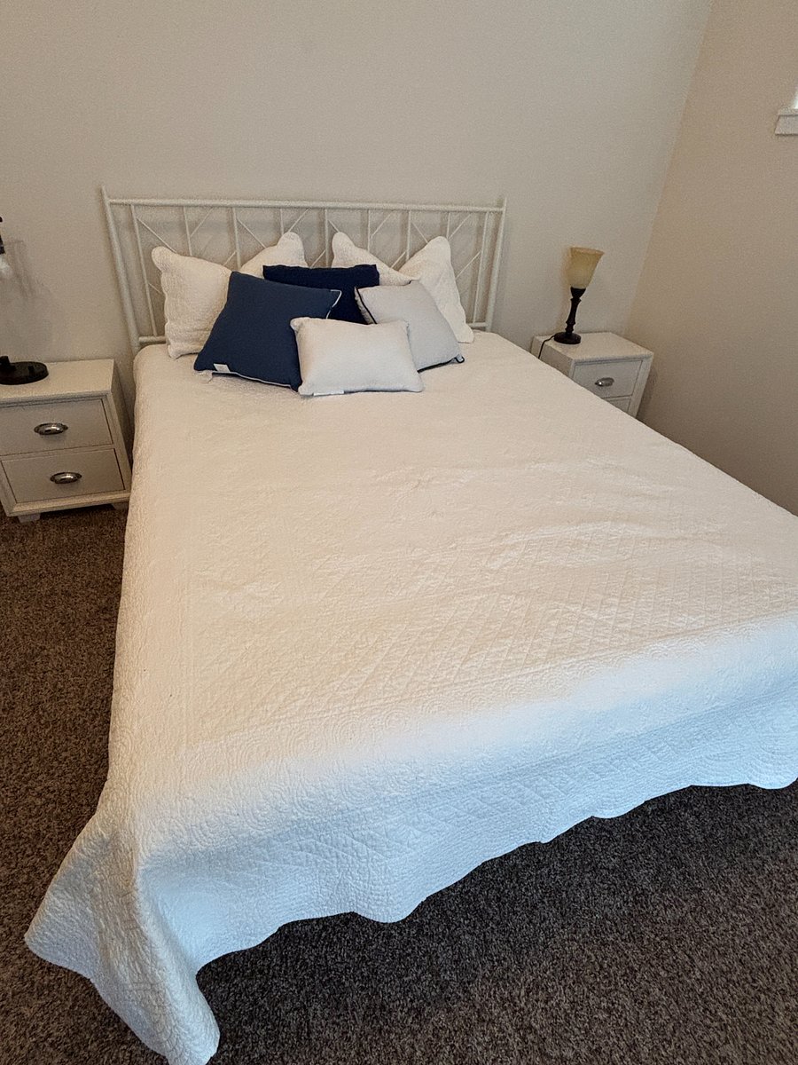 Queen bedroom, ceiling fan and ensuit bath.