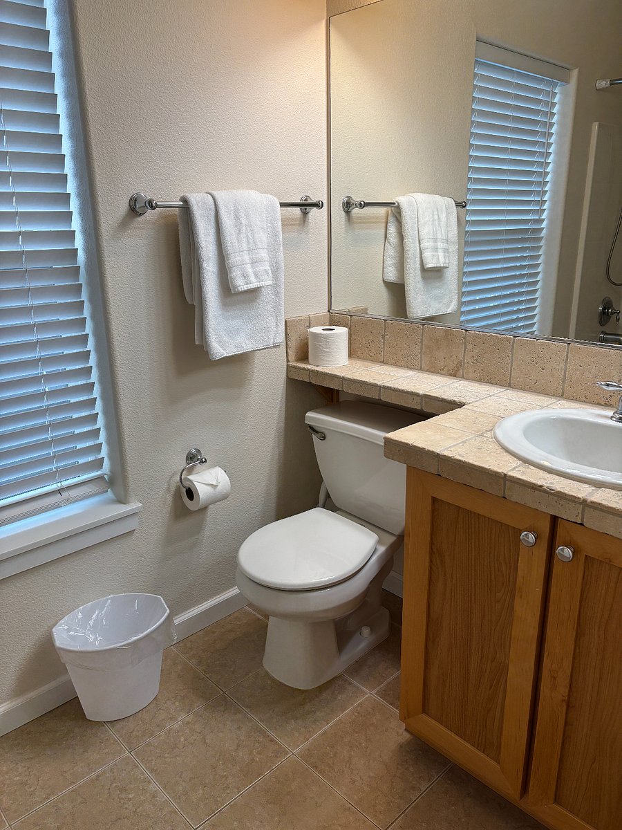 Queen bedroom ensuite bath
