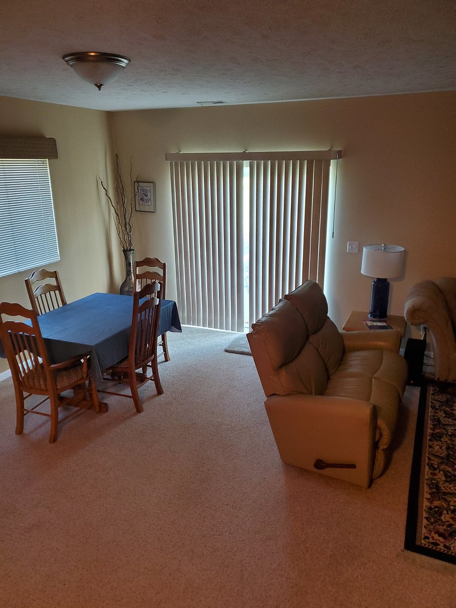 Table, chairs & lounge area