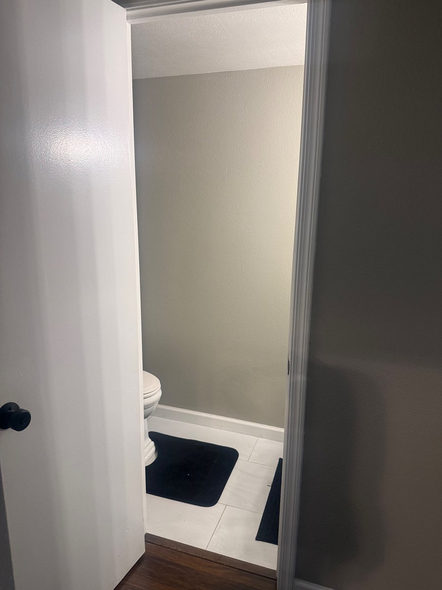 downstairs 1/2 bath with pedastal sing