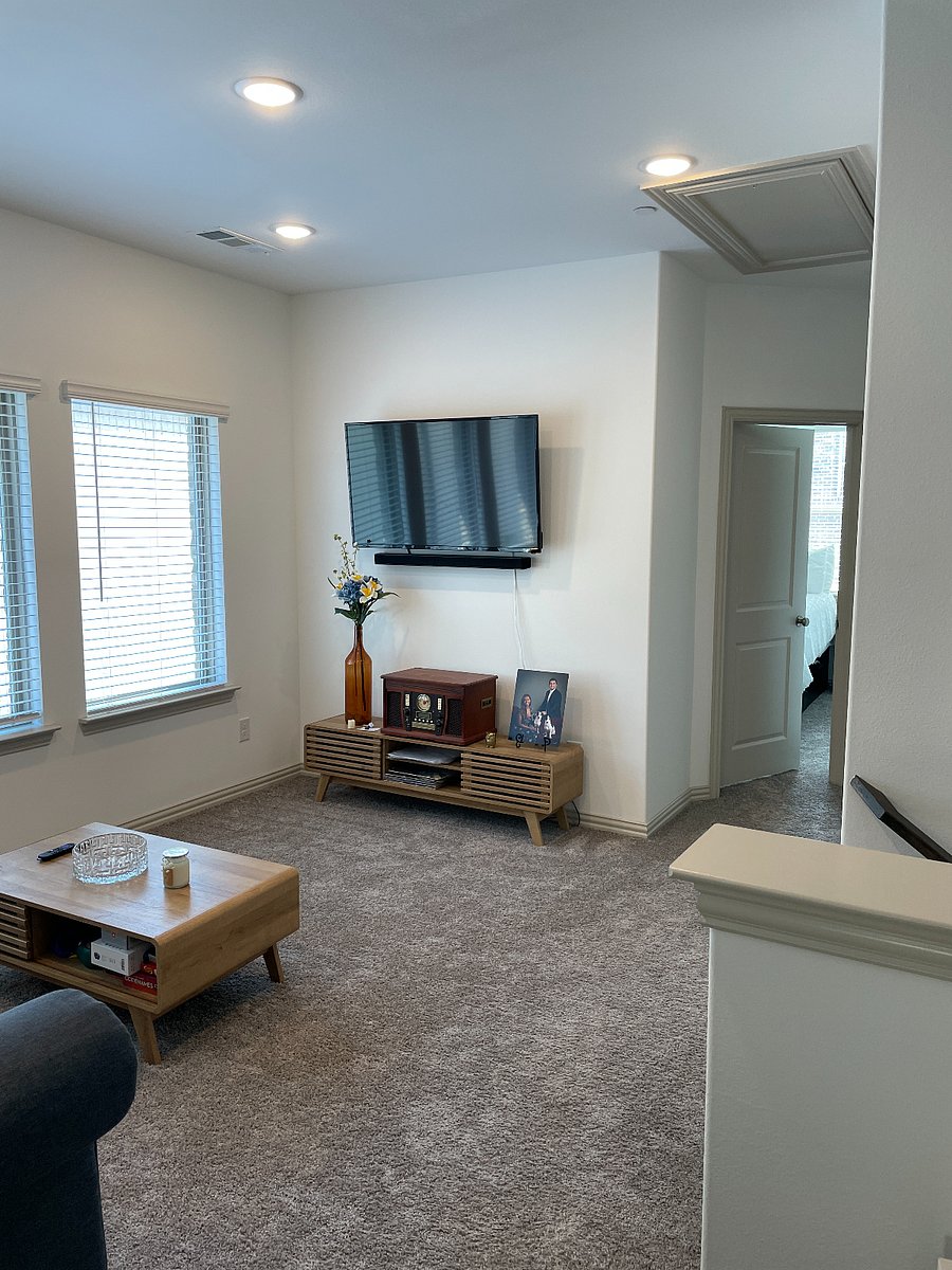 Upstairs "private" Living Room (for renter only)