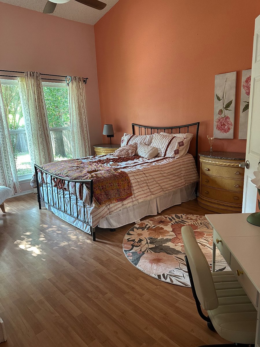 Cozy bedroom with ensuite bathroom