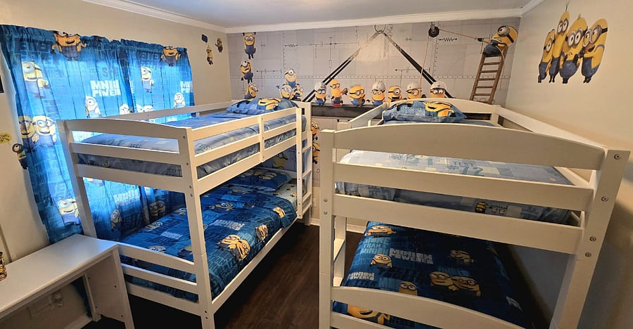 Minions Bedroom - Two bunk beds (4 twin beds)