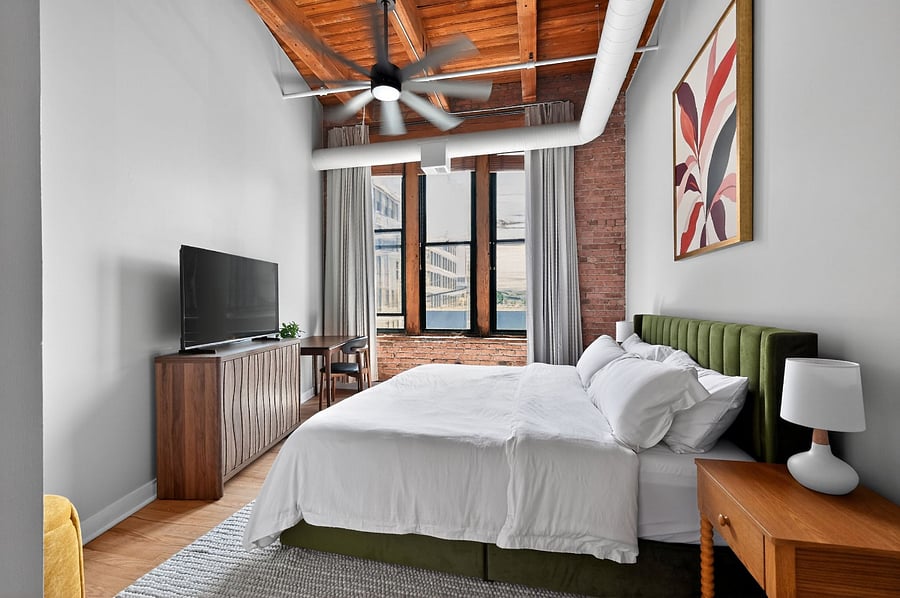 Guest Bedroom, King-sized Bed