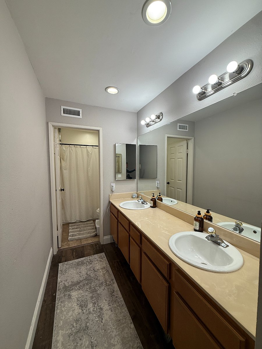 Dual sink en-suite bathroom