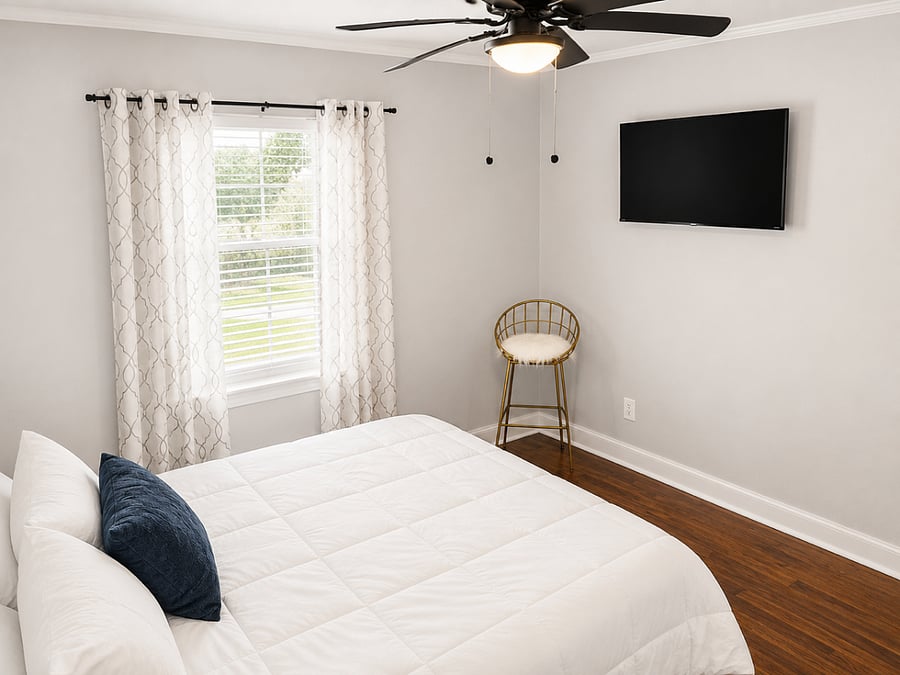 Bedroom 1: Queen