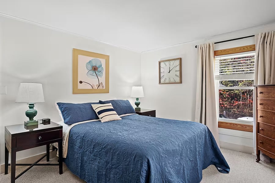 Bedroom 2: Queen bed