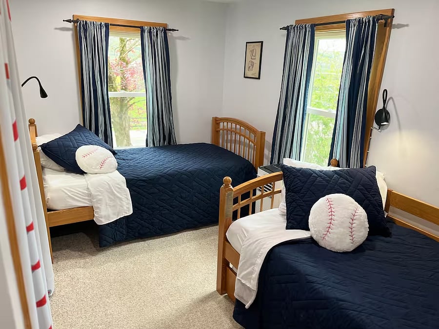 Bedroom 4: 3 twin beds