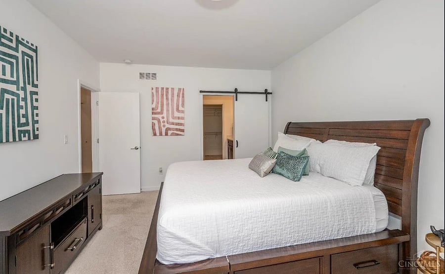 Primary bedroom (king bed)