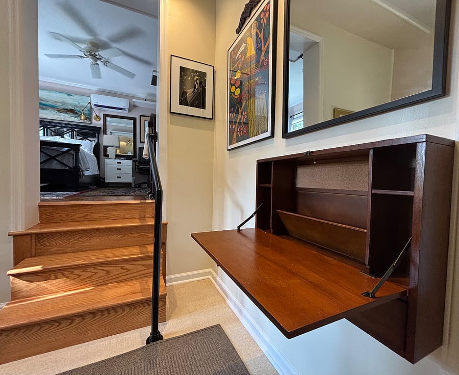 Fold-out desk