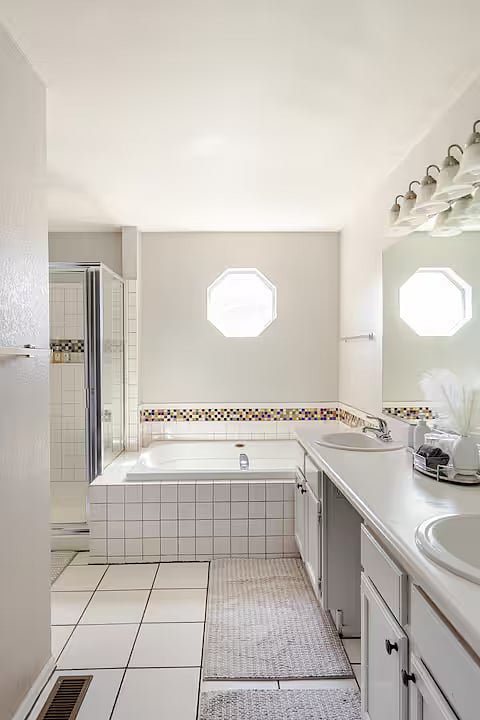 Full bathroom 1