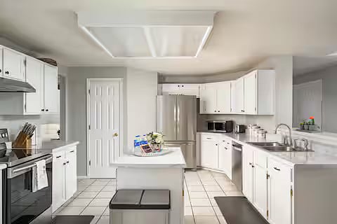 Full kitchen