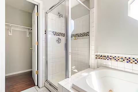 Full bathroom 1