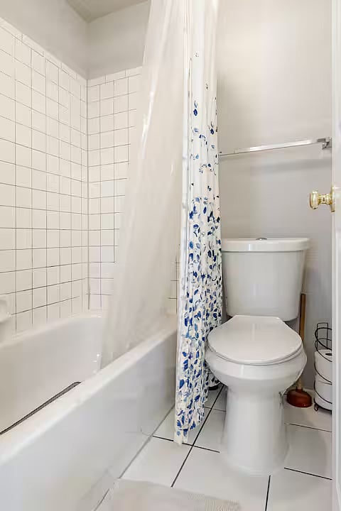 Full bathroom 2