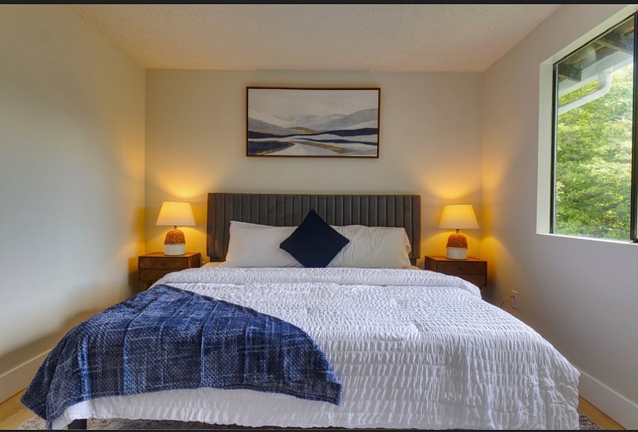 King size bed with closet