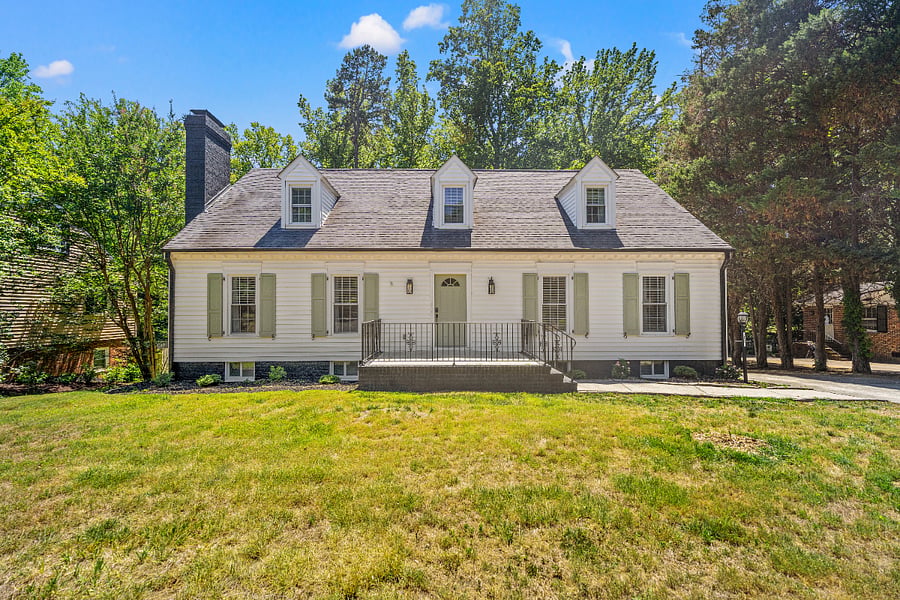 Front of House.  Beautiful, safe neighborhood with parks and walking trails nearby.
Upstairs is rented separate from the basement apartment.