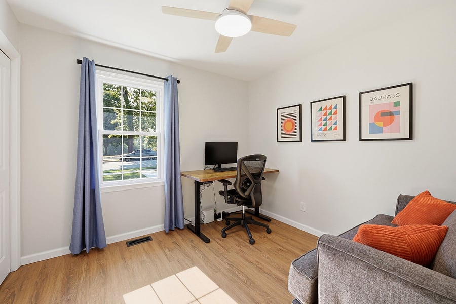 Office - Sit/Stand Desk & Monitor/Keyboard