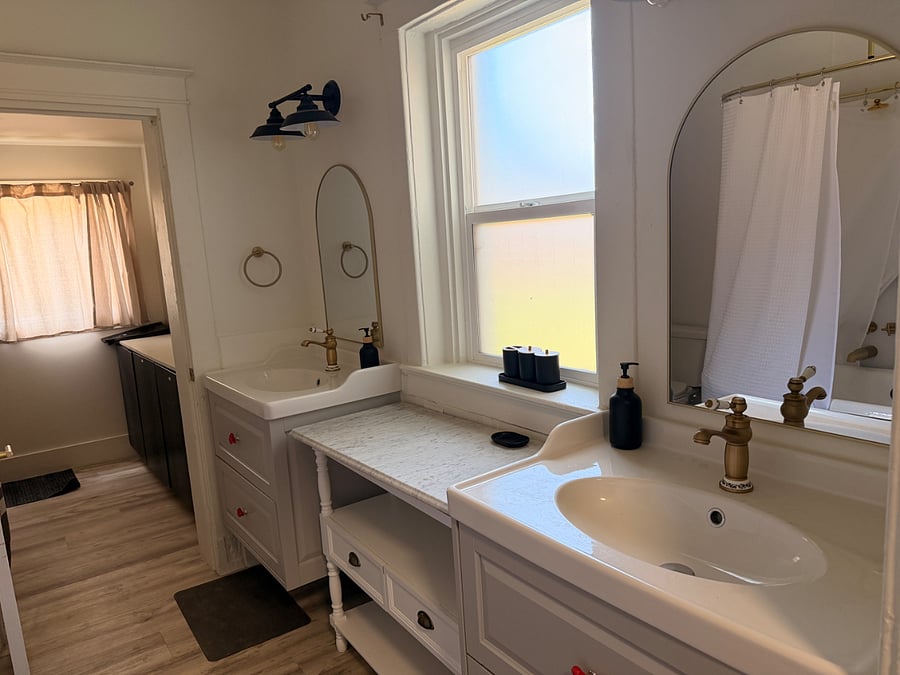 Master Bath w. his/hers sinks 