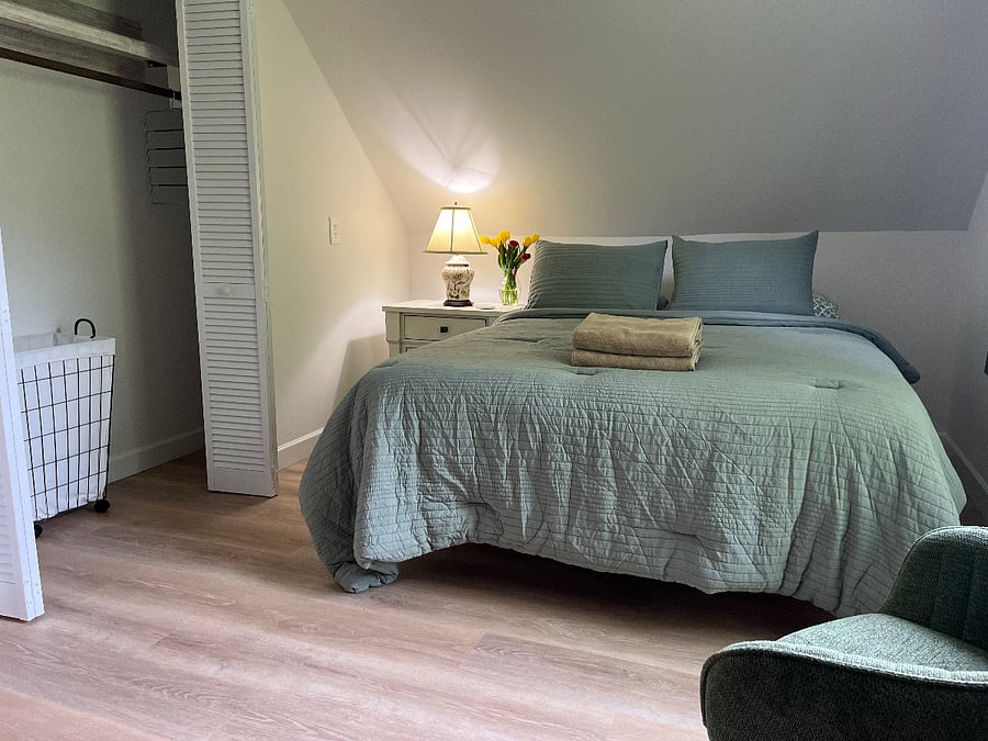 Bedroom - Queen sized bed - brand new mattress.