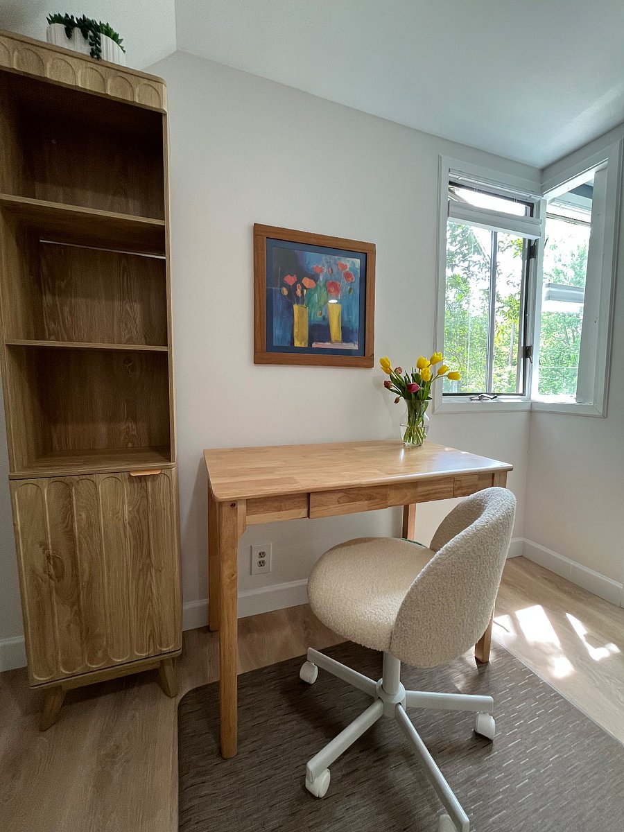 Upstairs desk area w/ WiFi